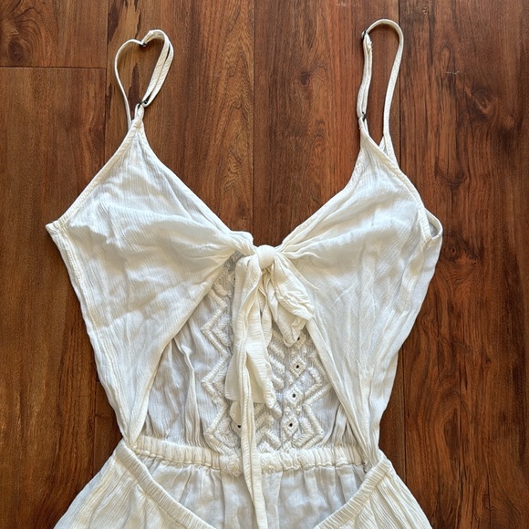 Beachey white romper. Ties in the back. Rip curl. - Picture 5 of 8